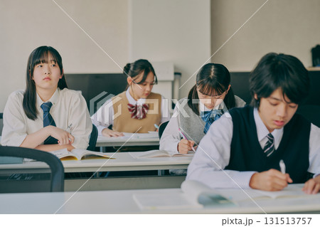 塾の教室で勉強する中学生たち 131513757