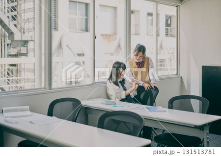 窓際で話している女子中学生たち 131513781