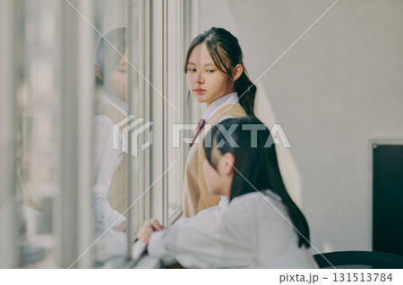 窓際で話している女子中学生たち 窓際で話している女子中学生たち 131513784