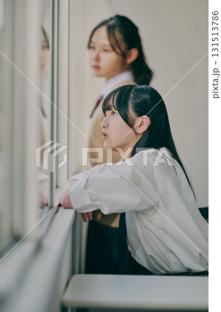 窓際で話している女子中学生たち 窓際で話している女子中学生たち 131513786