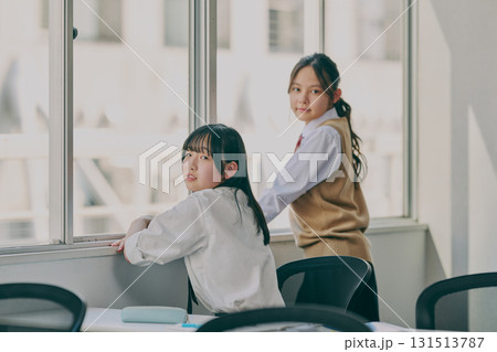 窓際の女子中学生 131513787