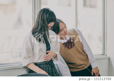 窓際で話している女子中学生たち 131513789