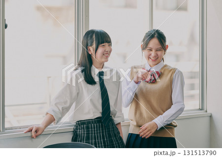 窓際で話している女子中学生たち 131513790