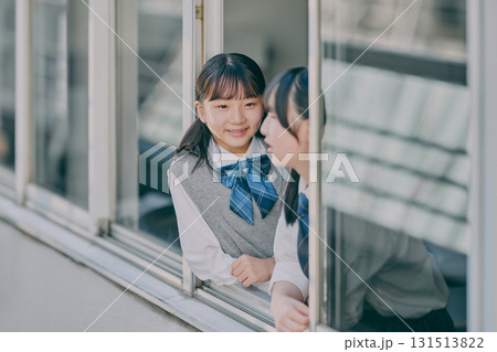 窓際で話している女子中学生たち 131513822