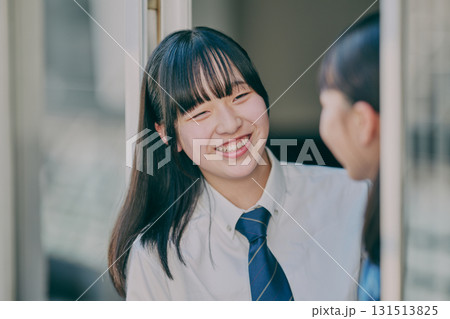 窓際で話している女子中学生たち 窓際で話している女子中学生たち 131513825