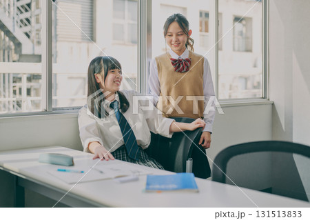窓際で話している女子中学生たち 131513833