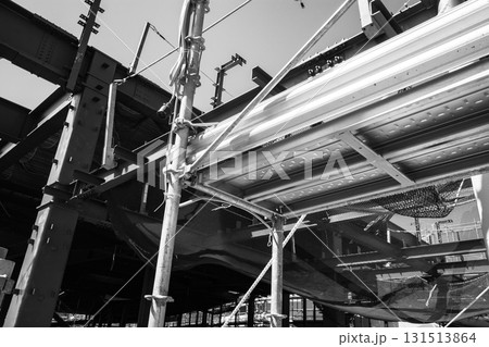 ビル建設中の鉄骨と足場 c-5 モノクロ ビル建設中の鉄骨と足場 c-5 モノクロ 131513864