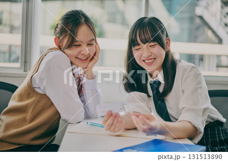 塾の教室で勉強する中学生たち 131513890