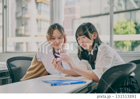 塾の教室で勉強する中学生たち 131513891