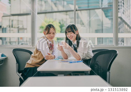 塾の教室で勉強する中学生たち 131513892