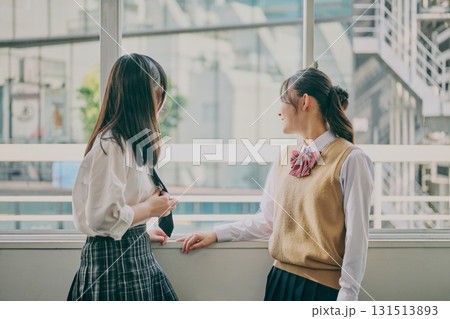 窓際で話している女子中学生たち 131513893