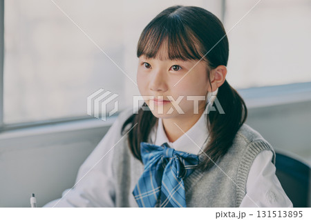 塾の教室で勉強する女子中学生 塾の教室で勉強する女子中学生 131513895
