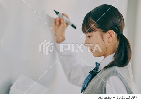 塾の教室で勉強する女子中学生 131513897