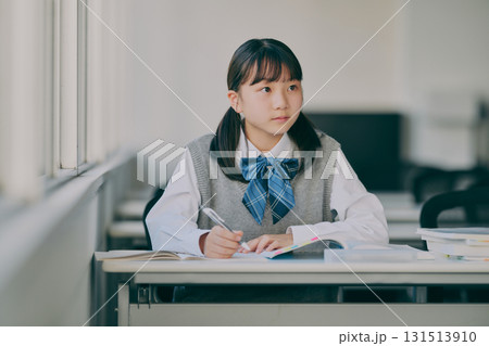 塾の教室で勉強する女子中学生 131513910