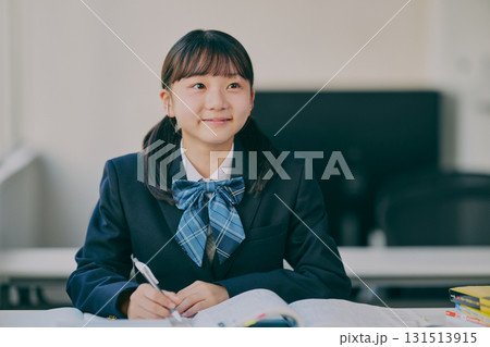 塾の教室で勉強する女子中学生 131513915