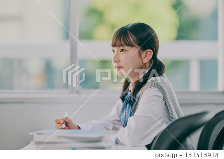 塾の教室で勉強する女子中学生 131513918