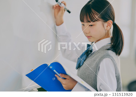 塾の教室で勉強する女子中学生 131513920
