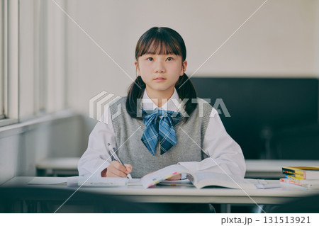 塾の教室で勉強する女子中学生 131513921
