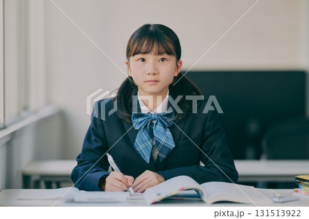 塾の教室で勉強する女子中学生 131513922
