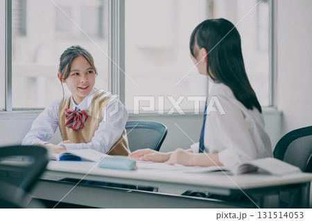 塾の教室で話している女子中学生たち 塾の教室で話している女子中学生たち 131514053