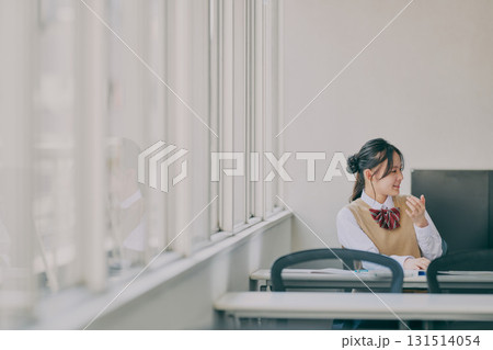 塾の教室で話している女子中学生 131514054