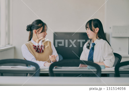 塾の教室で話している女子中学生たち 131514056