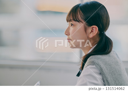 塾の教室で勉強する女子中学生 塾の教室で勉強する女子中学生 131514062