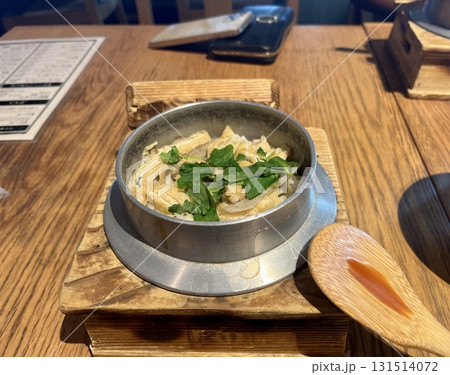 炊き立ての釜飯を眺める 131514072