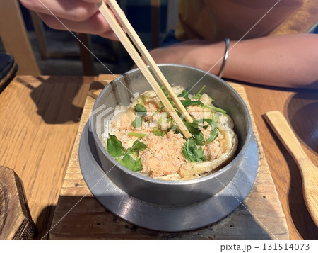 炊き立ての釜飯を食べる 炊き立ての釜飯を食べる 131514073