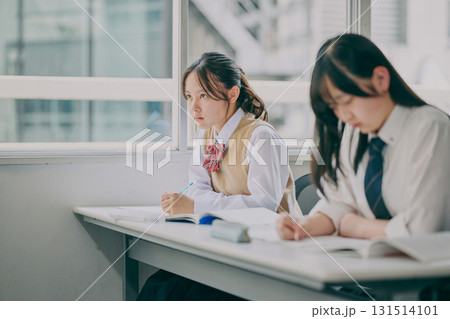 塾の教室で勉強する中学生たち 131514101