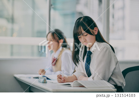 塾の教室で勉強する中学生たち 131514103