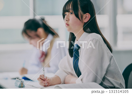 塾の教室で勉強する中学生たち 131514105