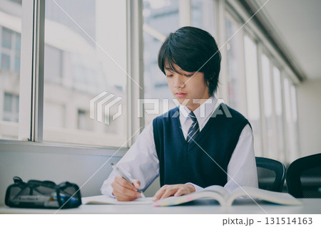 塾の教室で勉強する男子中学生 131514163