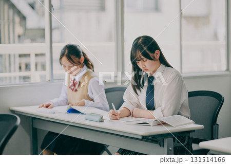 塾の教室で勉強する中学生たち 塾の教室で勉強する中学生たち 131514166