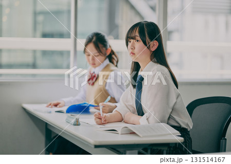 塾の教室で勉強する中学生たち 131514167