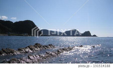 秋晴れの穏やかな日本海と山 秋晴れの穏やかな日本海と山 131514188