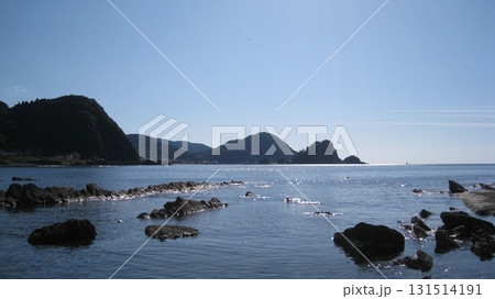 秋晴れの穏やかな日本海と山 131514191