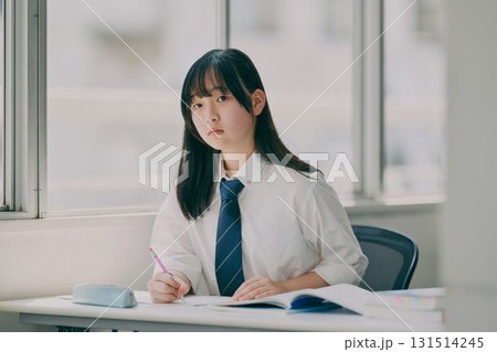 塾の教室で勉強する女子中学生 131514245