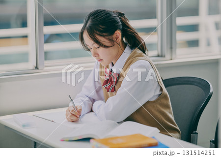 塾の教室で勉強する女子中学生 131514251