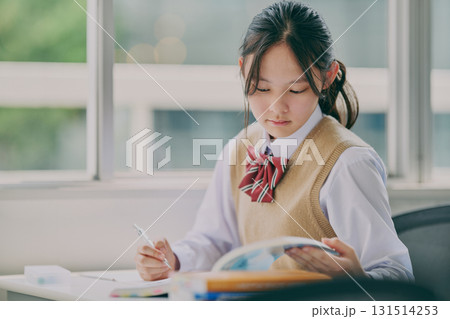 塾の教室で勉強する女子中学生 131514253