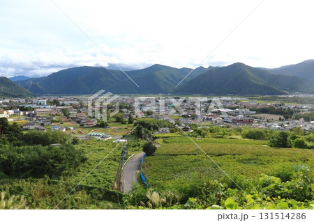 千曲川さかきPAから見た、テクノさかき駅、摺鉢山方面の景色(長野県坂城町) 千曲川さかきPAから見た、テクノさかき駅、摺鉢山方面の景色(長野県坂城町) 131514286