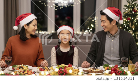 クリスマスパーティーをする家族 131514311