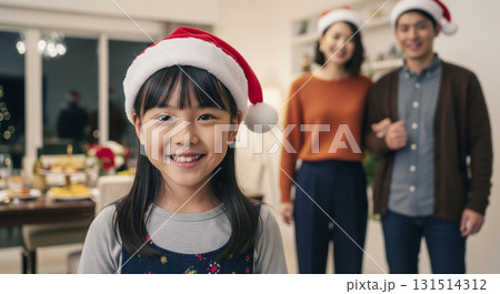 クリスマスパーティーをする家族 131514312
