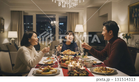 クリスマスパーティーをする家族 クリスマスパーティーをする家族 131514313