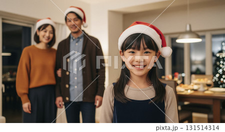 クリスマスパーティーをする家族 131514314