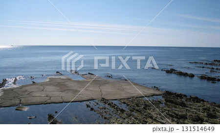 秋晴れの穏やかな日本海と青空と岩 秋晴れの穏やかな日本海と青空と岩 131514649