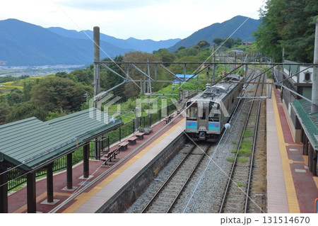 姨捨駅の普通列車とプラットホーム(JR篠ノ井線) 姨捨駅の普通列車とプラットホーム(JR篠ノ井線) 131514670