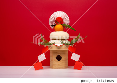 本物のお餅“鏡餅"を中央に配置した写真 赤背景 三宝(台座)あり 本物のお餅“鏡餅"を中央に配置した写真 赤背景 三宝(台座)あり 131514689