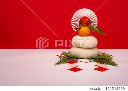 本物のお餅“鏡餅"を右側に配置した写真　紅白背景　三宝(台座)なし 131514690