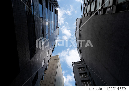 高層ビルを見上げるオフィス街の風景 131514770